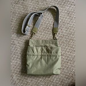 Green universal thread crossbody